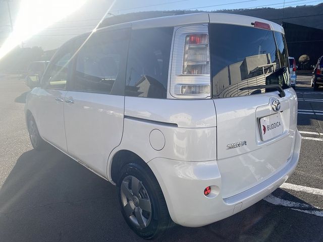 Toyota SIENTA 2011-09 180681-6