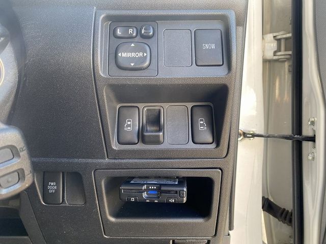 Toyota SIENTA 2011-09 180681-20