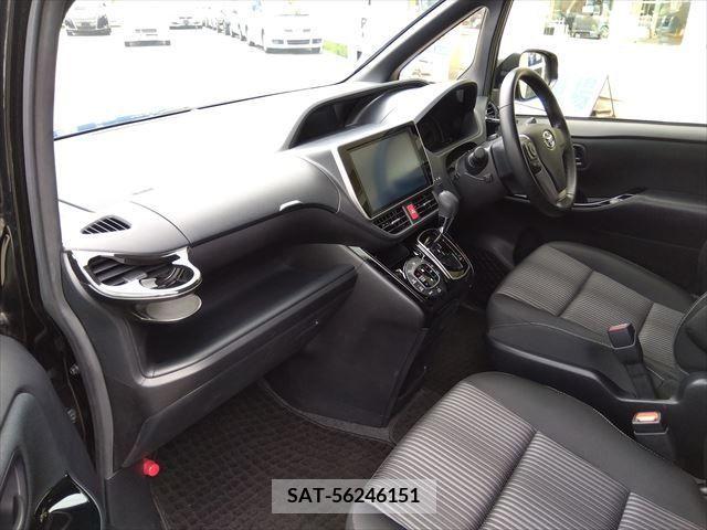 Toyota VOXY 2017-11 370278-11