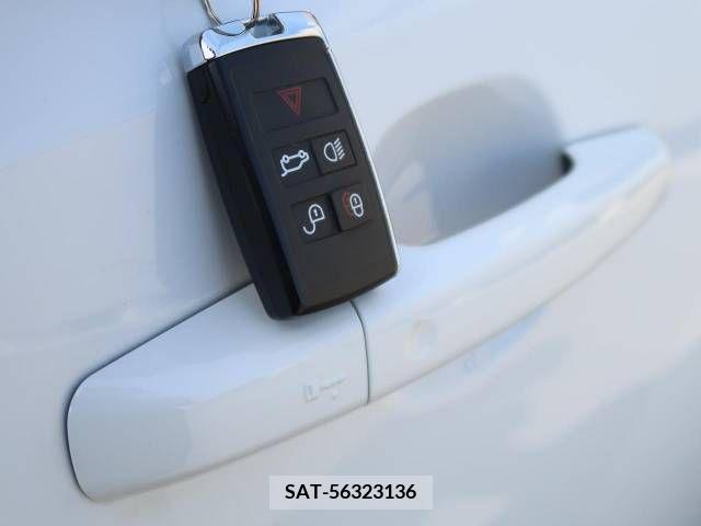 Jaguar E-PACE 2018-08 242325-13