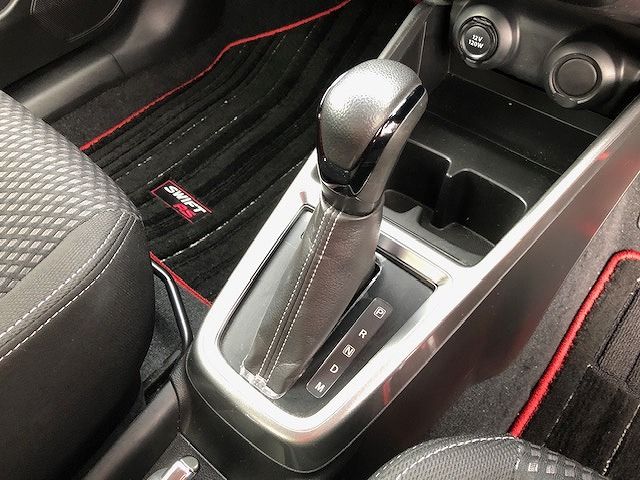 Suzuki SWIFT 2018-01 181826-19