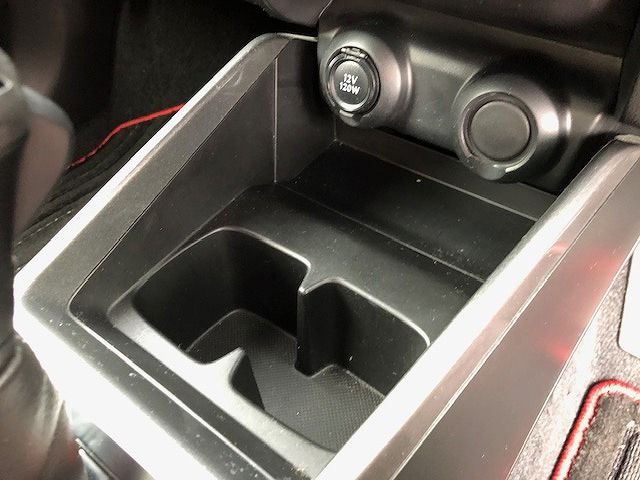 Suzuki SWIFT 2018-01 181826-15
