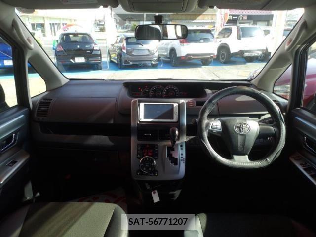 Toyota VOXY 2013-09 255843-2