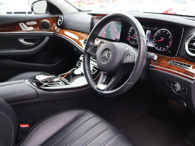 Mercedes Benz E-CLASS 2016-10 18947-11