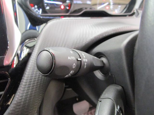 Peugeot 208 2018-05 3156-15