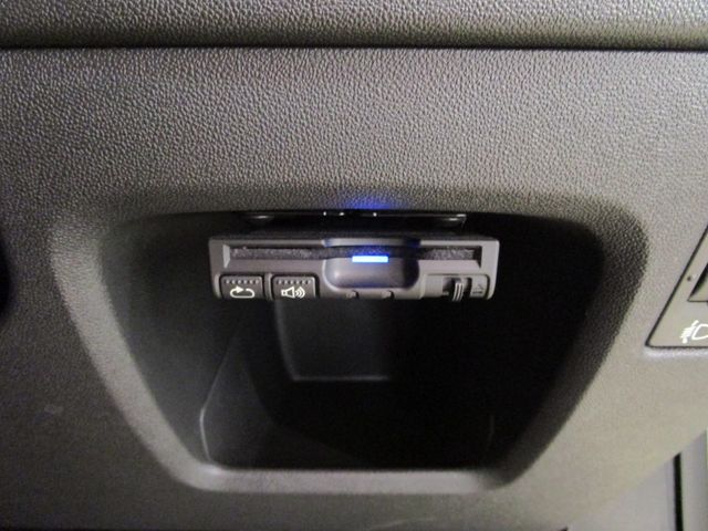 Peugeot 208 2018-05 3156-11