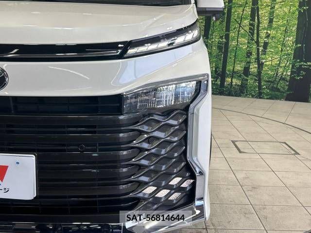 Toyota VOXY 2022-04 370415-13