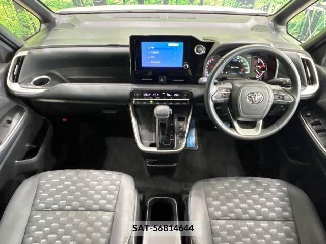 Toyota VOXY 2022-04 370415-1