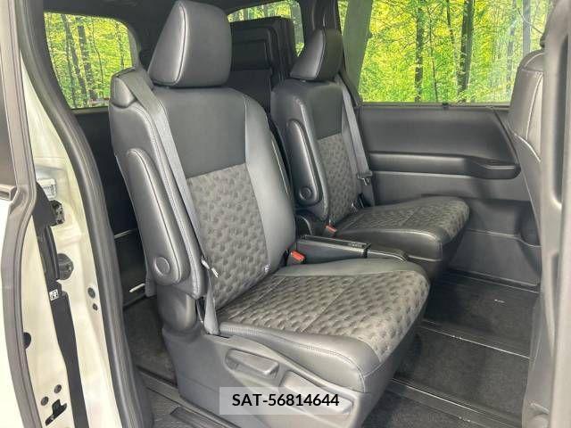 Toyota VOXY 2022-04 370415-9