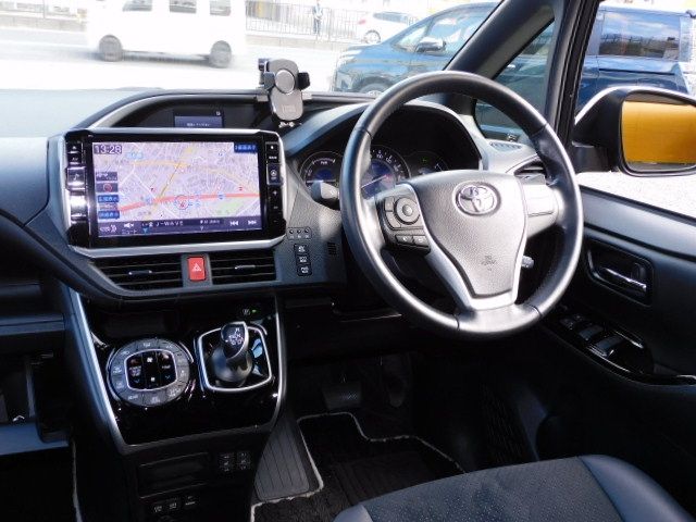 Toyota VOXY HYBRID 2020-12 194504-1