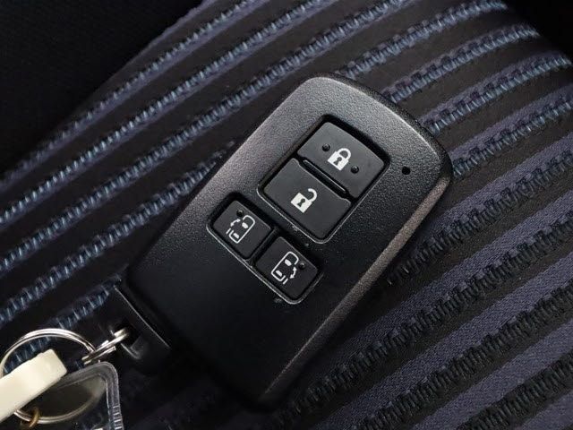 Toyota NOAH 2014-10 6587-26