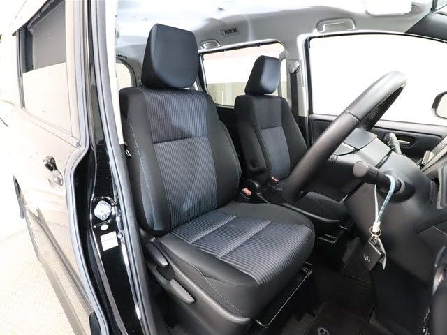 Toyota NOAH 2014-10 6587-3