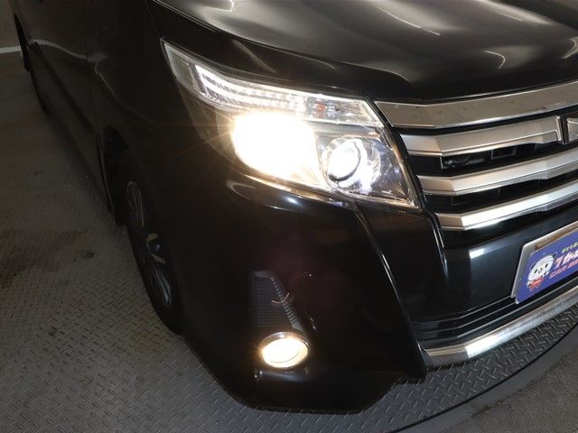 Toyota NOAH 2014-10 6587-17
