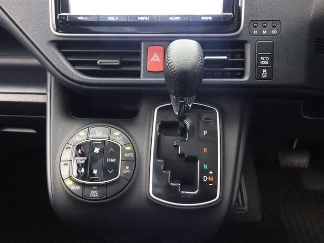 Toyota NOAH 2014-10 6587-11