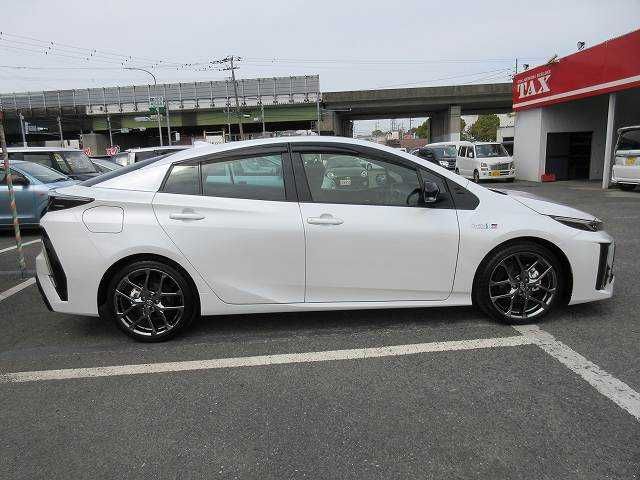 Toyota PRIUS PHV 2021-06 6932-17