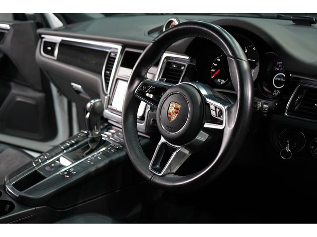 Porsche MACAN 2015-06 11671-13