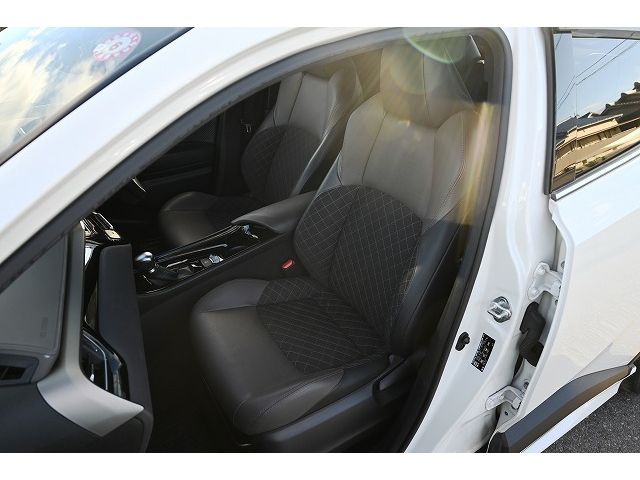 Toyota C-HR 2020-08 195513-15