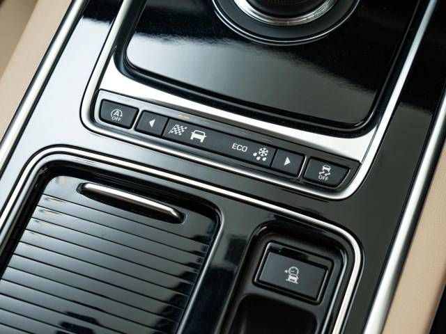Jaguar XF 2018-12 192961-10