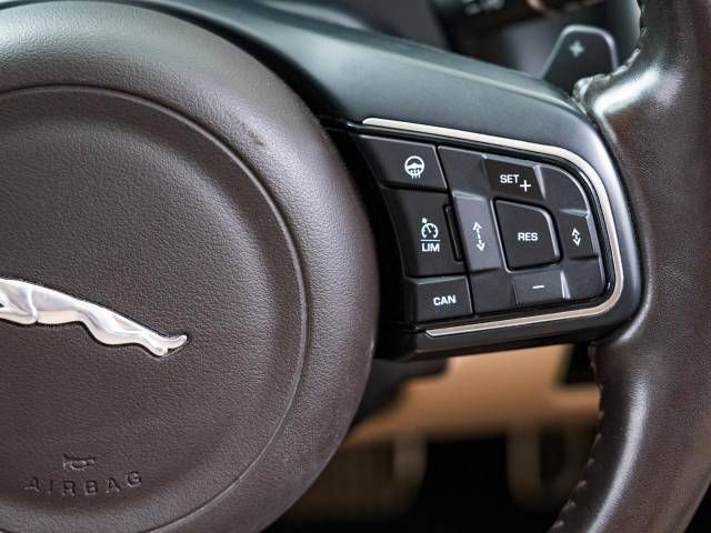 Jaguar XF 2018-12 192961-12