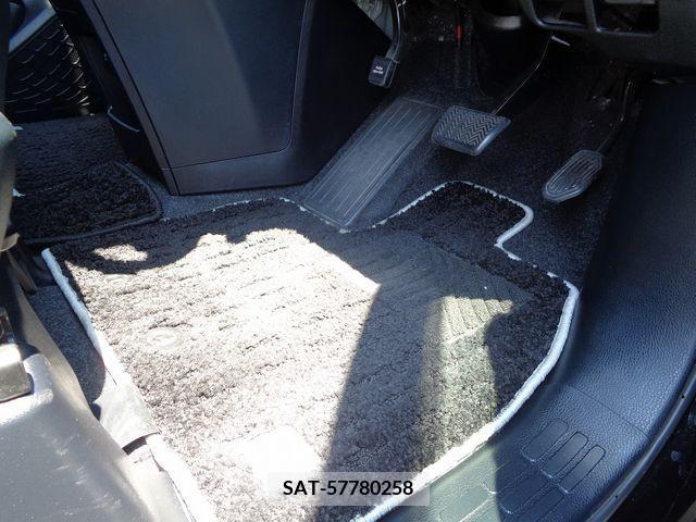 Toyota VOXY 2021-11 321689-17