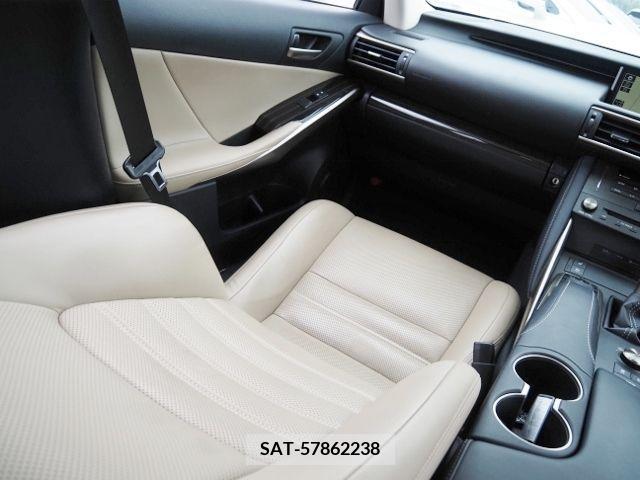 Lexus IS 2018-10 229121-27