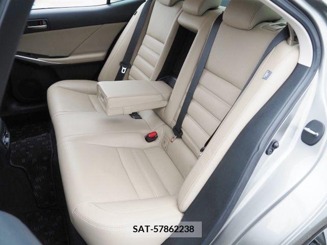 Lexus IS 2018-10 229121-13