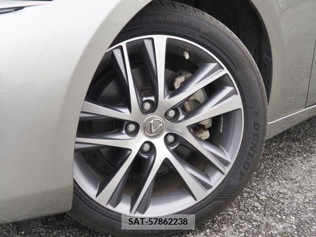 Lexus IS 2018-10 229121-8