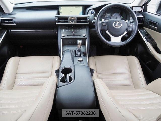 Lexus IS 2018-10 229121-9