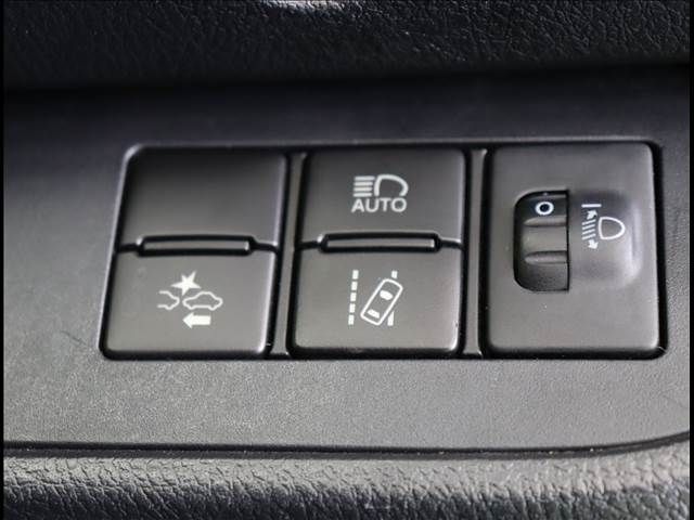Toyota SIENTA 2018-10 189839-13
