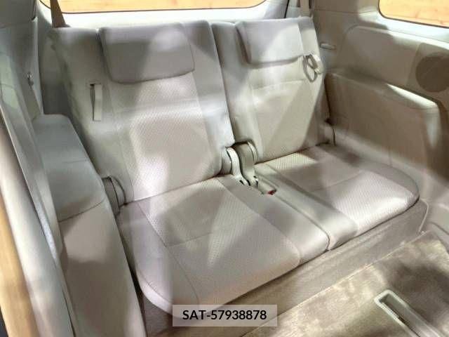 Toyota ISIS 2010-06 381521-10