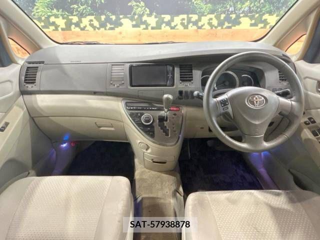 Toyota ISIS 2010-06 381521-1