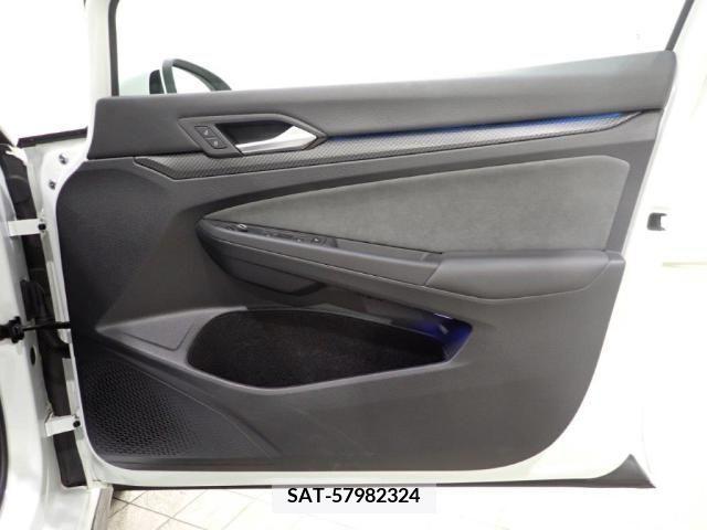 VolksWagen GOLF 2022-02 225340-17