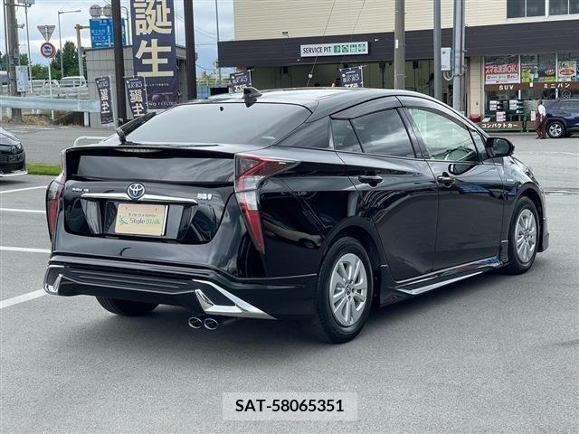 Toyota PRIUS 2017-08 283087-4