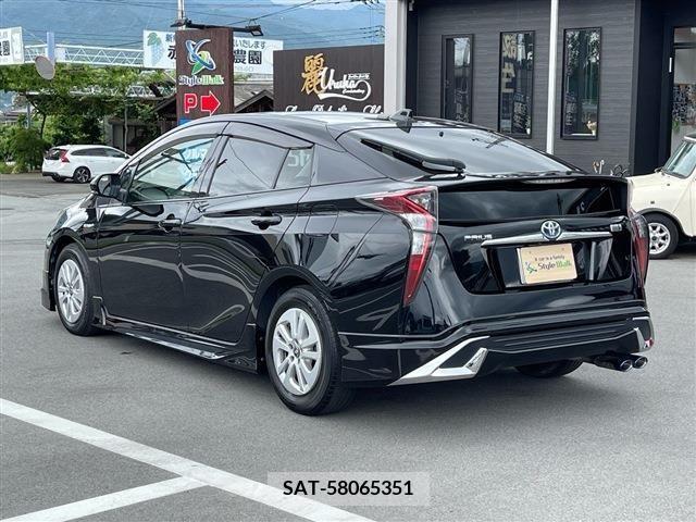 Toyota PRIUS 2017-08 283087-6