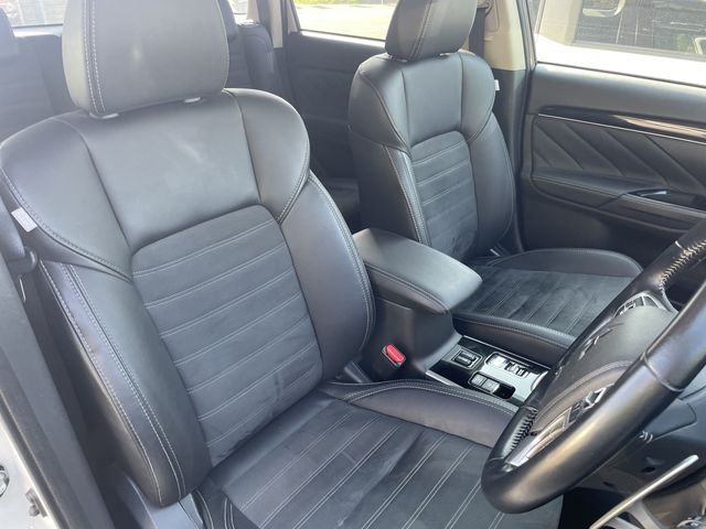 Mitsubishi OUTLANDER PHEV 2019-02 17405-6