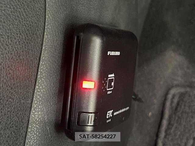Nissan JUKE 2018-01 223447-5