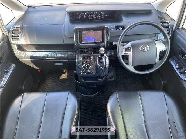 Toyota VOXY 2011-08 370431-1