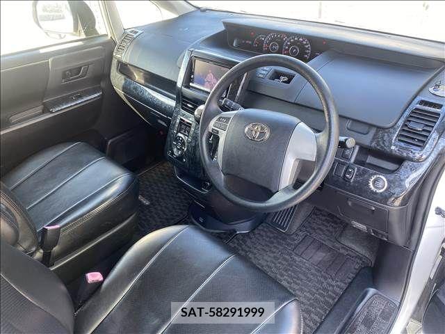 Toyota VOXY 2011-08 370431-9