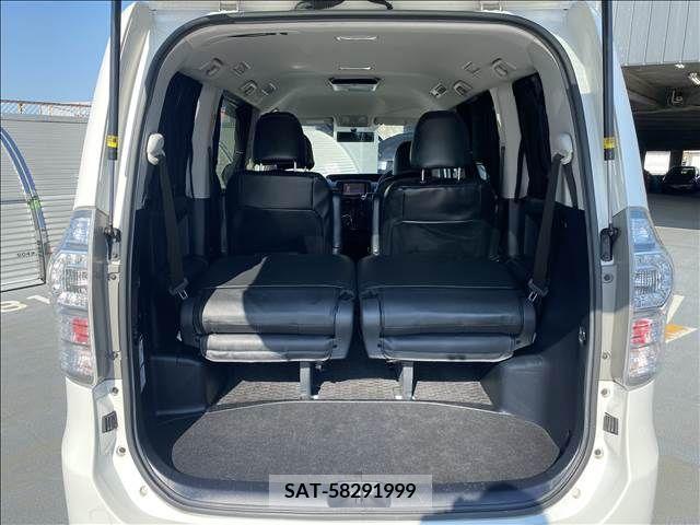 Toyota VOXY 2011-08 370431-11