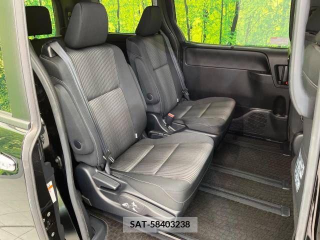 Toyota VOXY 2017-09 331538-9