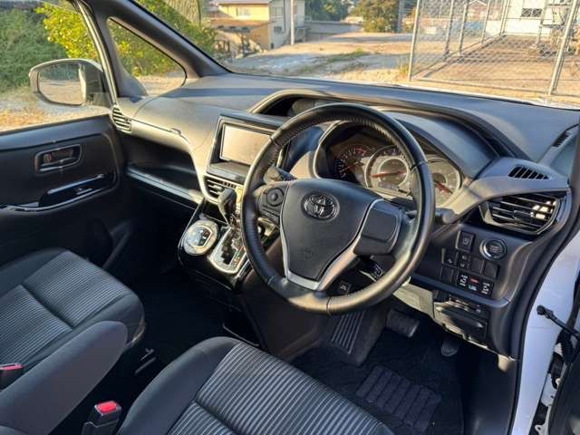 Toyota VOXY 2017-09 195189-11