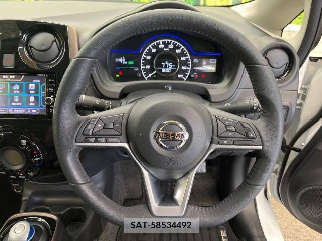 Nissan NOTE 2018-04 329615-7