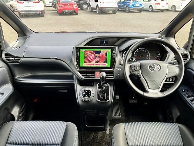 Toyota VOXY 2016-03 11766-1
