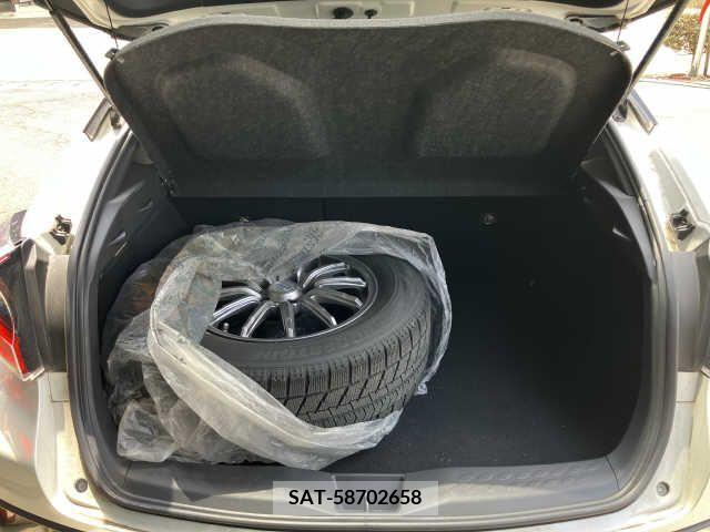 Toyota C-HR 2016-12 322929-5