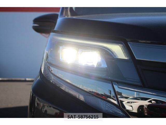 Toyota NOAH 2017-12 215815-10