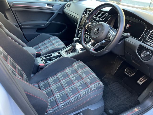 VolksWagen GOLF GTI 2018-04 182034-16