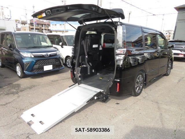 Toyota VOXY 2021-05 241112-0