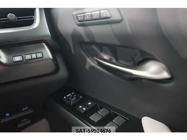 Lexus UX 2022-11 353965-16