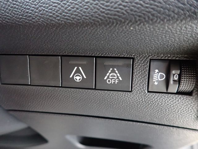 Peugeot 208 2022-10 4714-17