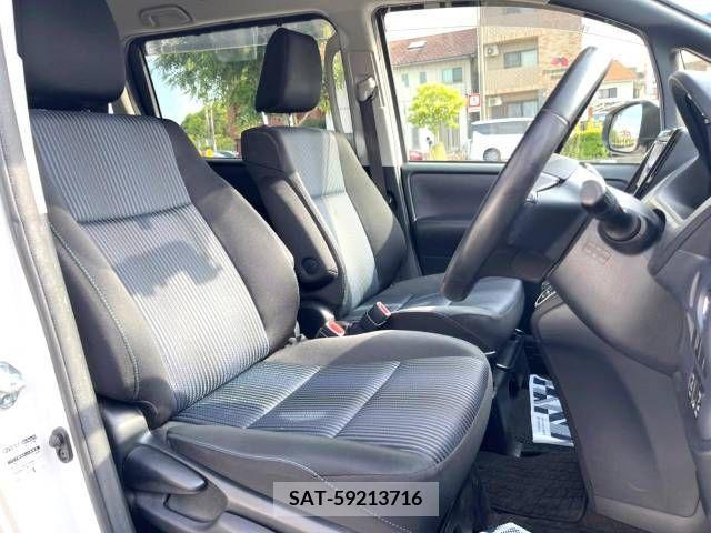 Toyota VOXY 2014-01 370476-13